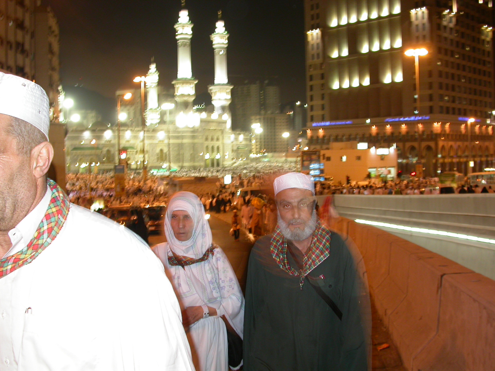 Pilger vor der Großen Moschee bei Nacht