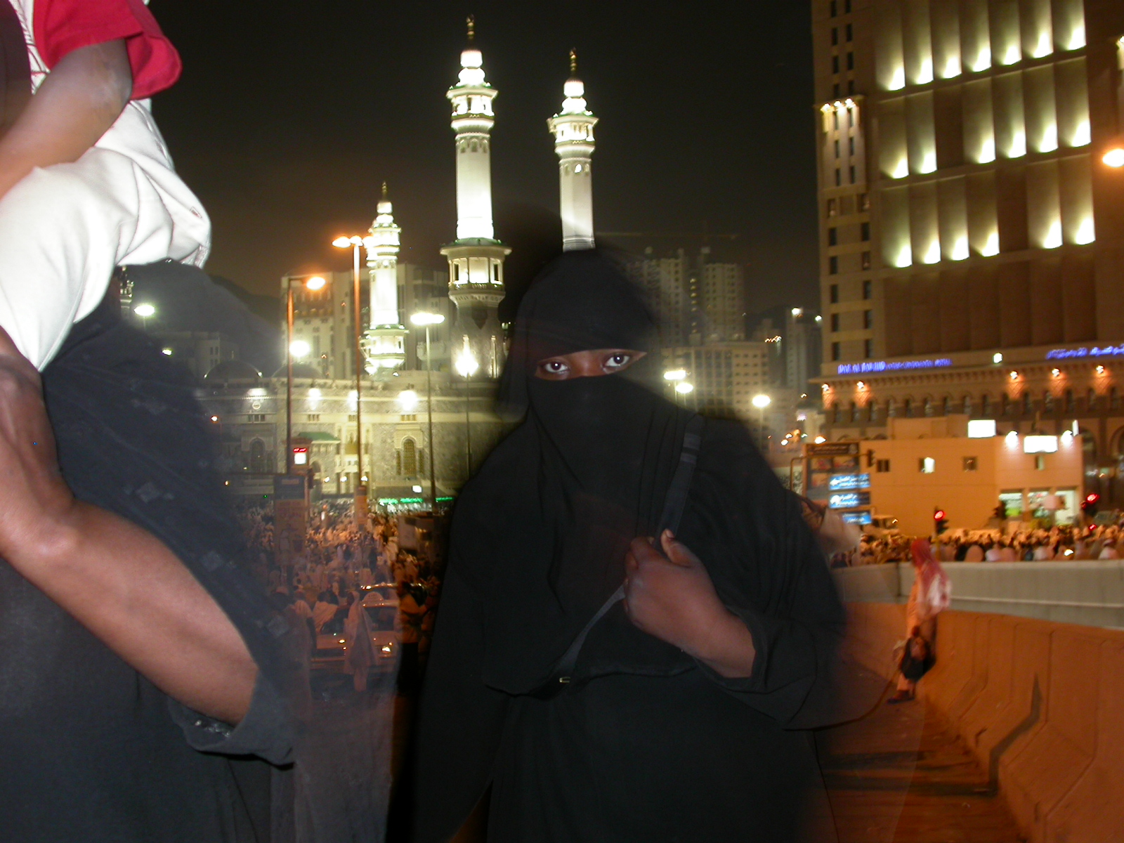 Pilgerin mit Niqab vor den Minaretten