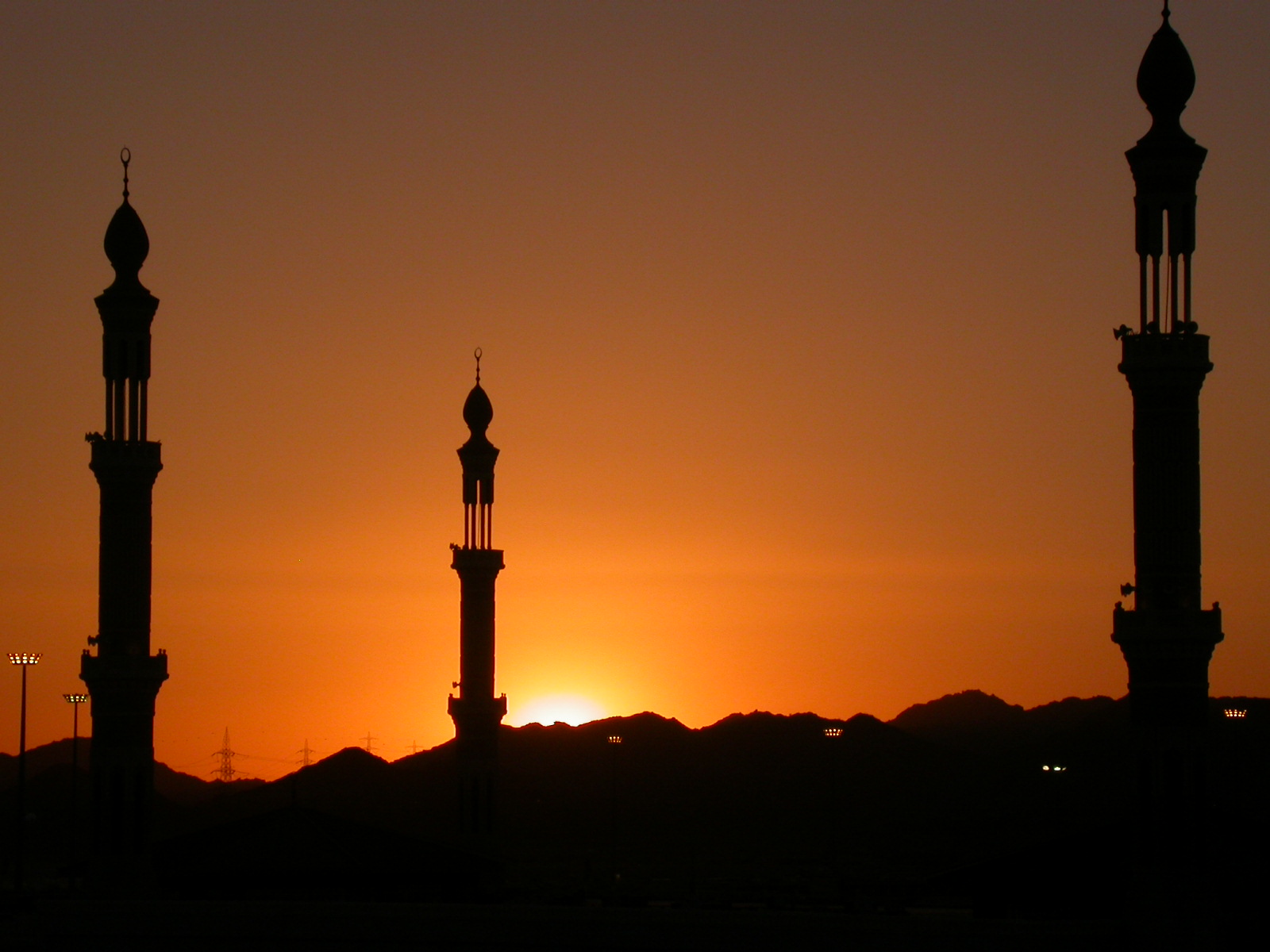 Minarette im Sonnenuntergang über den Bergen