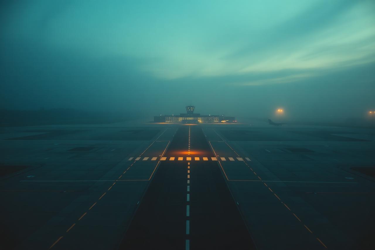 Leere Start- und Landebahn des BER im Nebel